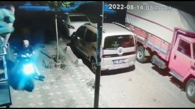 Motosikletini çalmaya çalışan hırsızı uçan tekme ile durdurdu